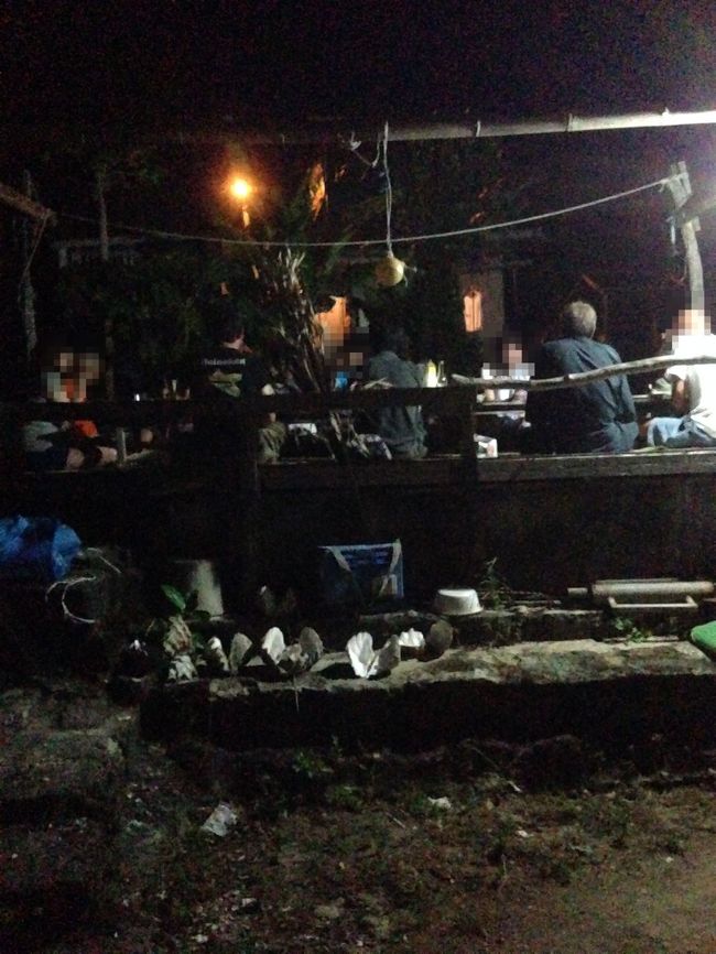 友人はゲームの様なものをやって、負けて酒を飲み過ぎて飲みつぶれてました。