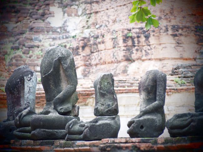 首がない仏像だらけ