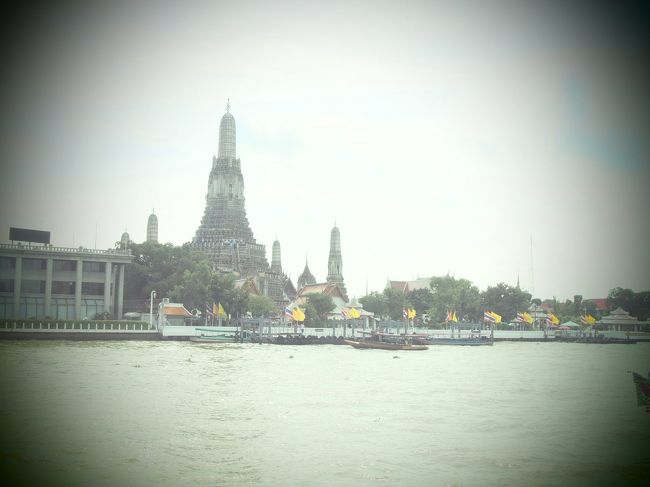 バンコクに着いたー！<br />船の上に登ると眺めがよかった。