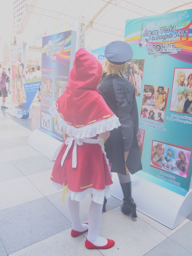 それよりも気になるコスプレ集団<br />やっぱり日本＝アニメなんだなぁ