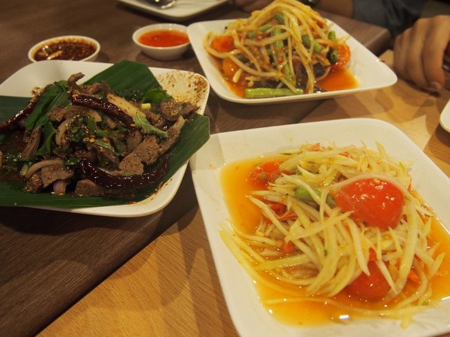 ソムタム2種<br />タイ人のお姉さんは自分用に辛いバージョン(カニが入っている)<br />私たちのは「カラクナーイ」って言ってたけど<br />ちょーーーーーーー辛い！