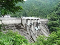 【二川ダム】
有田川は昔は水害の多い川でした。昭和28年には未曾有の大災害（死者・行方不明者1046人、負傷者7600人以上）が襲い、川沿い地域は壊滅的な被害を受けました。

ストリートビュー
http://goo.gl/maps/dThXo