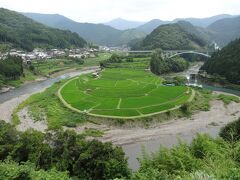 【展望スポットから見たあらぎ島】
二川ダムから国道480号線を8.7Km走って『あらぎ島展望地』に到着です。
■農林水産省の『日本の棚田百選』
■『美しい日本のむら景観コンテスト』農林水産大臣賞を受賞
■『重要文化的景観』「蘭島及び三田・清水の農山村景観」
■ 地球環境関西フォーラムの『関西自然に親しむ風景100選』
■ 和歌山県観光連盟の『和歌山県朝日夕陽百選』
などに選定されています。
