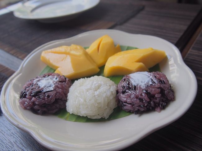 マンゴーに餅米<br />食べないと分からないこの美味しさ<br />見た目はえ？？ってなるけど<br />ココナッツで炊いた餅米はごはんとは全く別物<br />タイのあったかいココナッツプリンみたいなかんじでこれがマンゴーに会わないわけがない！<br />虜になりました