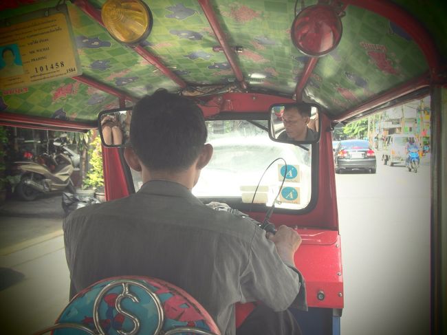 食後はトゥクトゥクでMBKまで<br />またしても交渉した値段より高い値段ふっかけてきたーーー<br />でも負けない！HAHAHA!日本人を舐めるな！