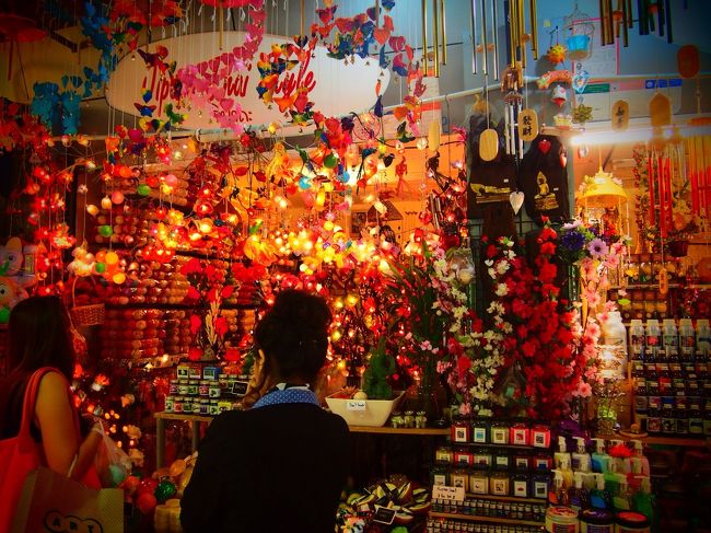 MBKにてタイ雑貨とスマホの充電器などをGET！<br />ここは楽しいね、<br />スマホの階はずらーーーっといろんなお店が充電器やらを売っててそれぞれ交渉して買いました。