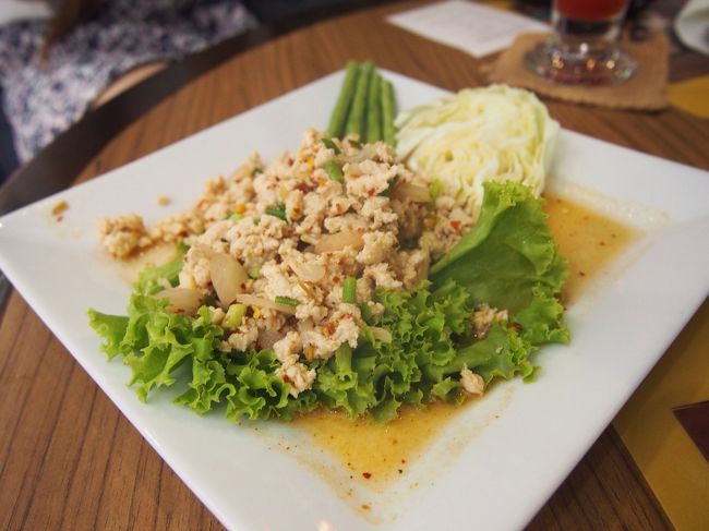 空港でラープガイとヌードルを食べて<br />お別れにスイカシェイク、2杯飲みました！！