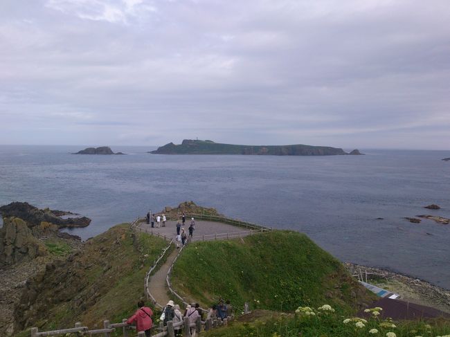 スコトン岬<br />団体の観光客でごった返してました。<br />ここには少し大きめの土産物売り場やレストランもあります。<br />島のフェリー乗り場周辺には何軒かの食堂やレストランはありますが<br />それ以外のところは見つけることができませんので<br />もし食事どきならここでどうぞ。<br />