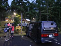 朝4時半頃ガイドが宿に迎えに来てくれ、30分ぐらいで屋久杉自然館に到着。