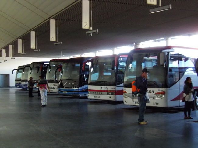 バスがずらりと並ぶ<br />マラガまでは１１番乗り場から<br />ちょっと早く着いたので椅子に座って待つことにしました