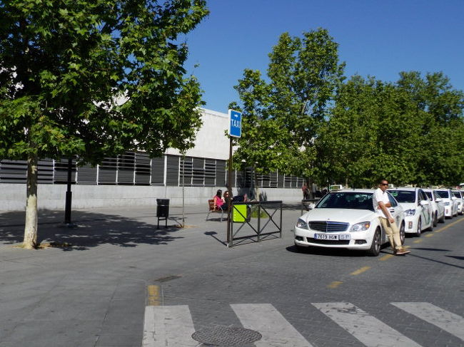 タクシーでグラナダのバスターミナルへ到着