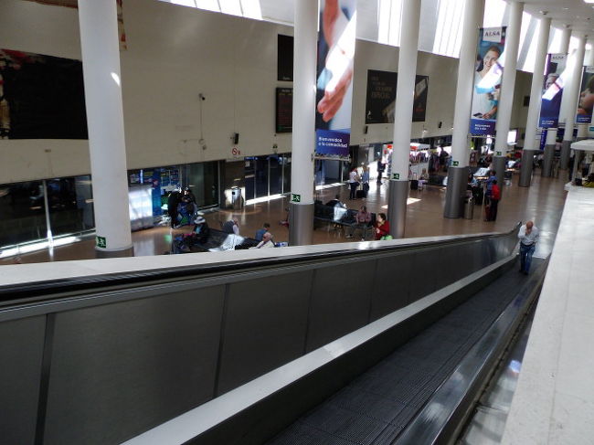 ここを降りるとバス乗り場へ