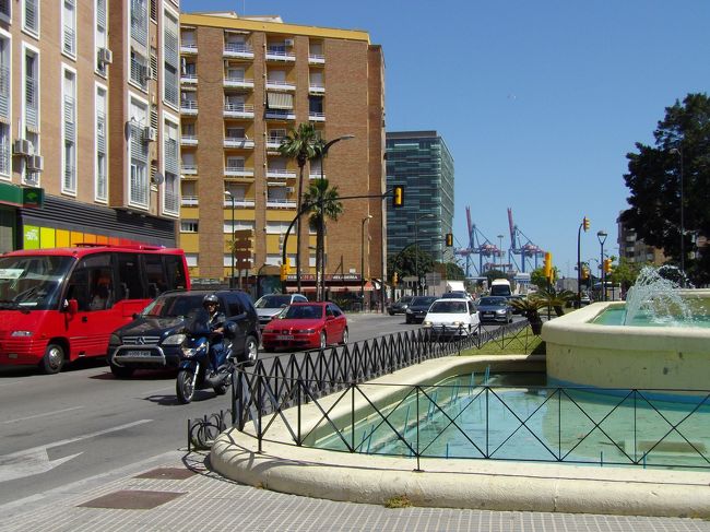 ホテルにチェックイン後、町を歩きます<br />マラガ市内は風が心地よい