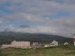１５：５０
そして今回、再び沓形岬公園です。
利尻山が見えて来そうなので見晴らし台に登って待ちますがなかなかです。
