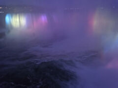 ライトアップされたカナダ滝がきれい。