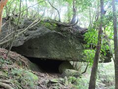 太鼓岩の手前の分岐点を曲がらないでちょっと行くと、映画もののけ姫でアシタカが山犬と話していたシーンのモデルになった辻の岩屋がある。

ちなみに、太鼓岩もこのシーンのモデルになってるみたい。