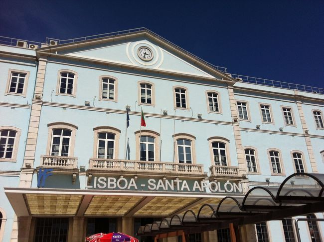 明日の電車の切符を買いに、Santa Apolonia駅へ。基本的には、移動があるときには、当日より前に一度行ってみて、そして、切符も買うようにしているのですが、切符は、実はネットで買った方が安く、楽なのではないかと思う今日この頃。そして、なんだかんだ言って、1〜2時間使ってしまうというのも微妙。今回はAlentejo行きのバスも、明日も、朝がかなり早かったので、削れなかったと思うけれど。<br />