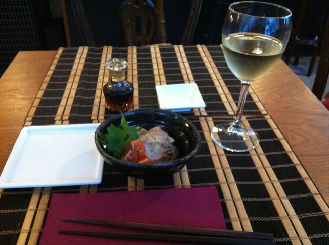 夕食は「Tasca Kome」へ。ポルトガル旅行を決めてからブログにたどり着いたところ、レストランの開店準備作業が連日綴られるようになり、毎日動向をチェックする状態に。丁度、旅の直前にオープンしたので、普段は旅行中に和食は食べない私ですが、訪れることにしたのです。<br /><br />ワインとタコだったかな。