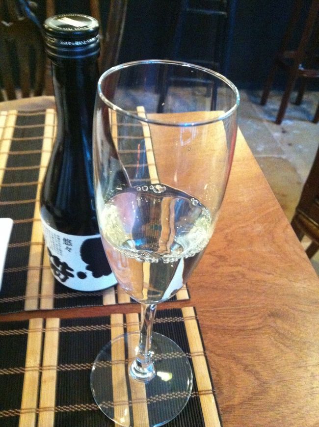 お寿司には日本酒かなー。グラスを頼んだつもりが、このサイズ。来たときはその違いに気が付かず、そのまま飲む。が、こんなに飲めないので、近くにいた日本人学生＋ポルトガル人学生っぽい2人に贈呈。<br /><br />しっかし、この日本酒高かったなー。仕方ないけど。私は帰れば飲めるんだから、ポルトガルワインにしておけば良かった。。<br />