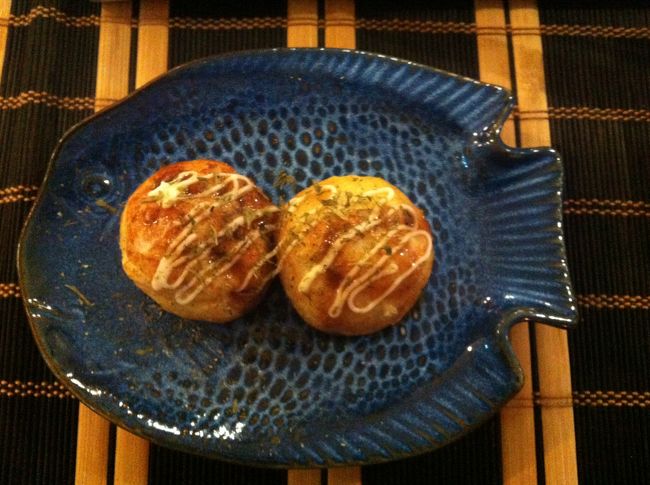 サービスでご主人からタコ焼き。基本的には、ちょっと高級なお店として運営しているのだと思うのですが、こういうメニューが混ざるところが面白いな。<br /><br />オーナー夫妻は、ブログで見たとおりの、美男美女カップルでした。