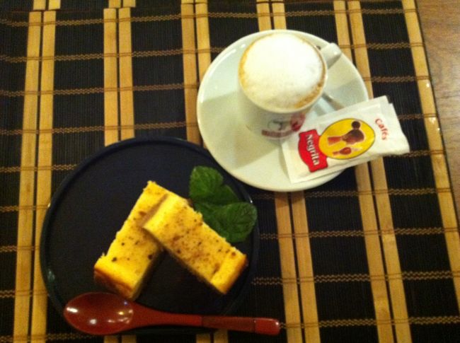 ついでにデザート。最近の食事に比較すると、格段に量が少ないので、つい頼んでしまった。日本に来る外国の人々は食事の量の少なさに驚愕していないのか、大変に不安な私なのですが、海外での日本料理店の量ってどう思われているのだろうなあ。