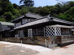平滑川を渡ったところに、立派な海鼠壁の民家があった。大正4年に建てられた旧澤村邸で、現在は無料休憩所として解放されている。敷地内には、蔵ギャラリーも併設されていた。
