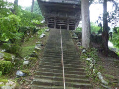 無料駐車場に車を停めて明通寺に参拝しました。

明通寺は806年坂上田村麿が創建した寺と伝えられています。1258年再建の本堂と1270年再建の三重塔はともに国宝に指定されています。本堂には本尊薬師如来坐像、降三世明王立像、深沙大将立像が安置され、別に安置されている不動明王とともにいずれも重要文化財に指定されています。

明通寺　仁王門と階段