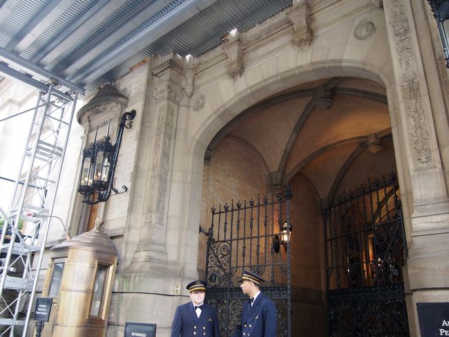 ここがダコタアパート。ここら辺周辺は古い建物が多いんですけど、ここは特別！歴史を感じるわぁ〜。<br />さらに警備員さん？守衛さん？が常設されてるみたいです。<br />中、のぞいてみたい・・・