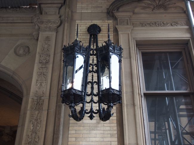 同じくダコタアパートの入り口付近。<br />これ、なんとオイルランプでした。<br />暗くなったら、素敵に見えるんだろうなぁ〜