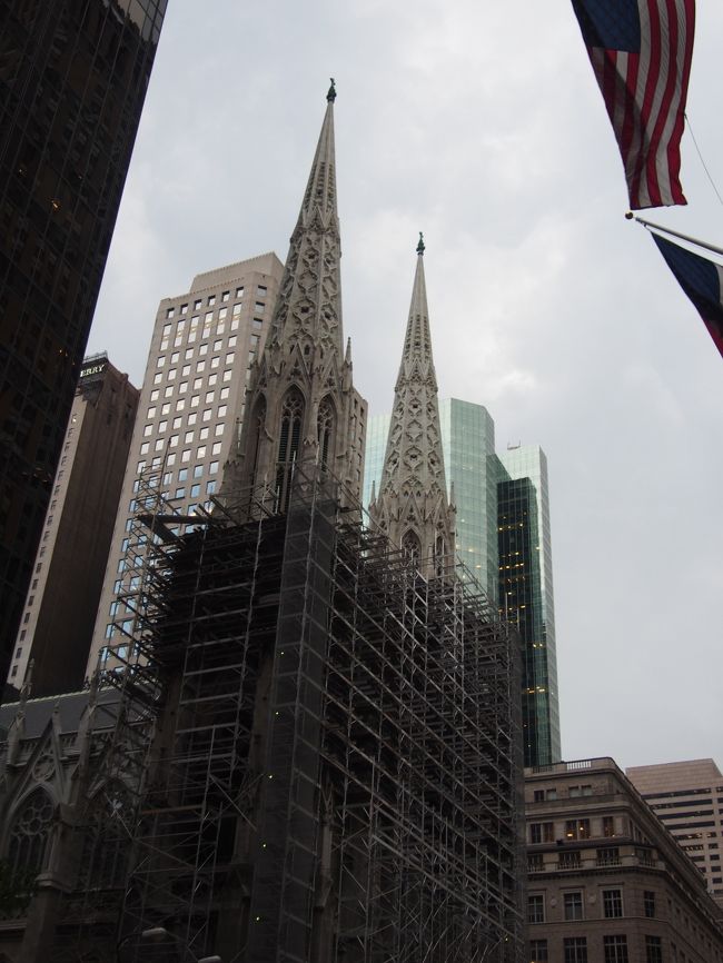 St.Paul教会だったかな？<br />こちらも改修工事中です。<br />そして、あちらこちらにアメリカの国旗が飾られています。