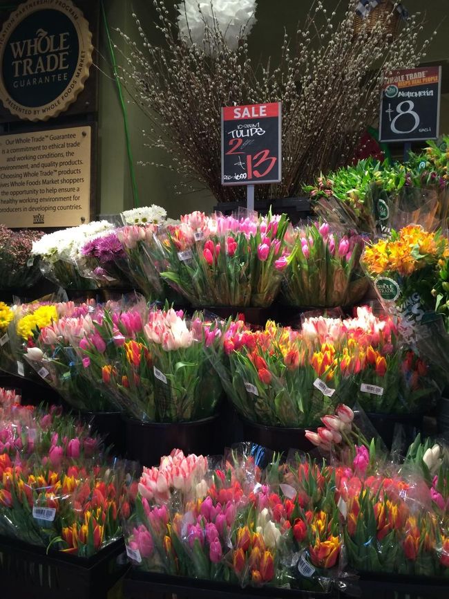 必ず花が売ってます。これなら、私もいつも花を飾っていられそうなのになぁ〜。日本の花は買いづらいです。