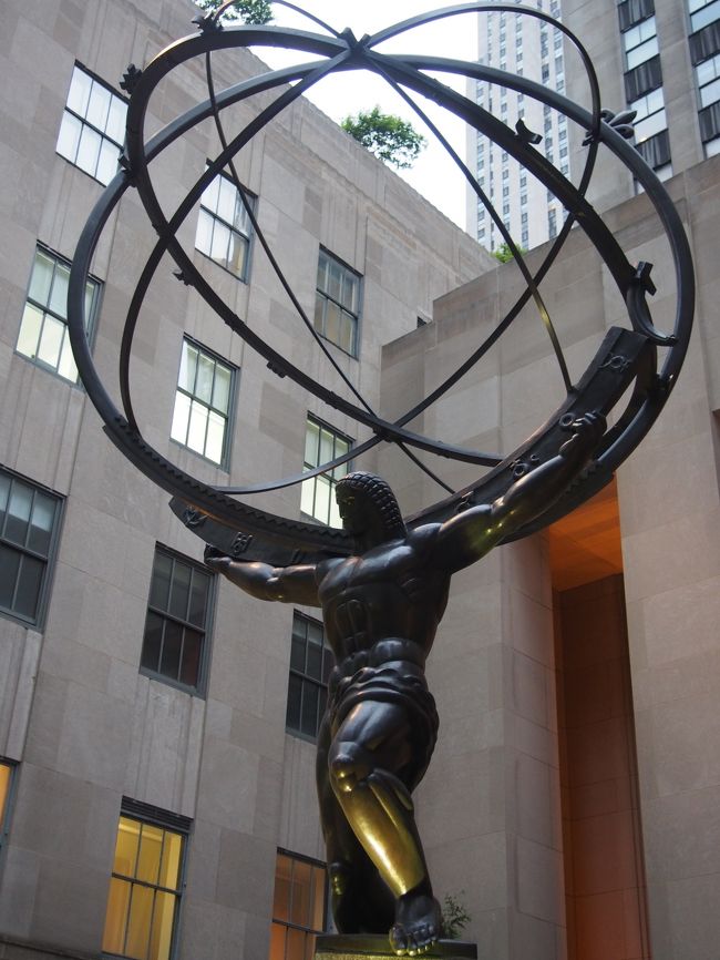 これは何の・・・ロックフェラーセンターのすぐ近く。５番街です。<br />近くにいってみてくればよかった・・・ちょっと調べたら、アトラス像のようです。