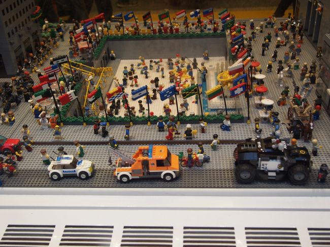 あ、その手前にＬＥＧＯのお店も。これ、全部ＬＥＧＯのブロックで作られてます。