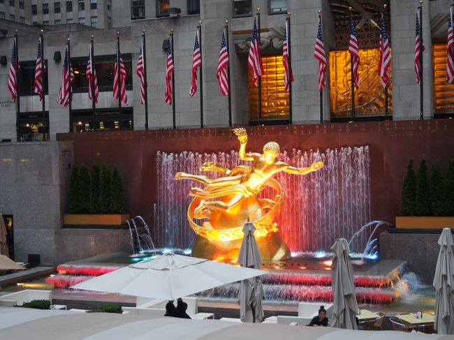 さて！金のプロメテウス。<br />ここは冬になるとスケートリンクになる、あの場所です。<br />この時期はカフェになってます。