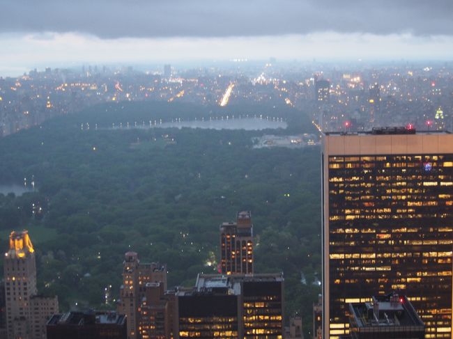 セントラルパーク方面はまだちょっと明るいけど、雲の境がすごい