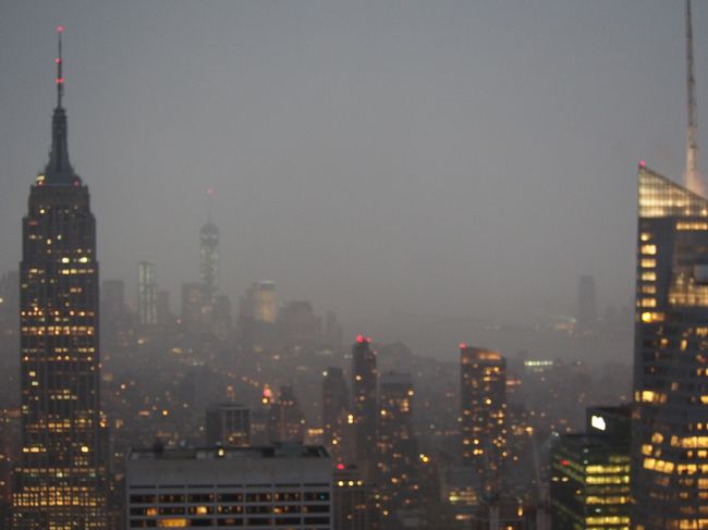 雷が鳴っているので、エンパイアステートビルの灯りが消えてるぅ〜