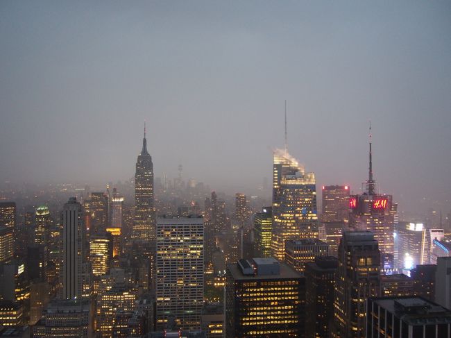 こっちは比較的しっかり夜景が見えてますね<br /><br />これはリベンジせねば！と思ってしまいました。<br />天気のいい、昼間でもいいかも？<br /><br />はぁ〜、せっかくの夜景だったのになぁ〜と思いながらホテルに戻ります。