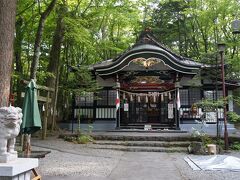 北口浅間神社近くにある新屋山神社です。小さな神社ですがひっきりなしに参拝者が来ました。こちらは本宮ですがこちらの奥宮は日本一の金運神社として密かなブームとなっているようです。