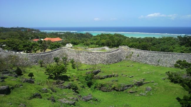 今度は東に向かいます。今帰仁城に着きました。（結構時間が掛かりました）<br /><br />展望スペースから見た沖縄の海は本当に綺麗でした。首里城とは違ってお城はありませんが、その大きさは感じることが出来ました。ただ日差しを避けるものがないので、危うく熱中症になるのではないかと思いました。（帽子は必須かな）<br /><br /><br /><br />