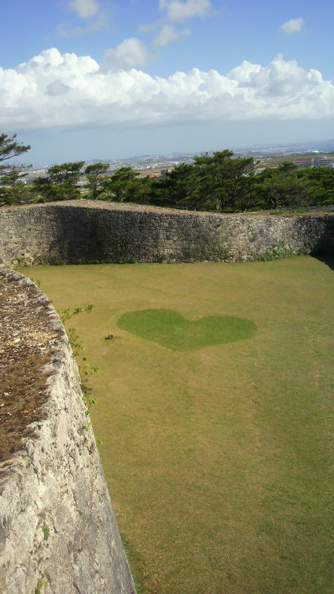 ナビのとおりに進んできたのに、いつまでも着けませんでした。同じ所をぐるぐるまわるのみで、イライラもピーク！予定には無かったのですが、座喜味城跡の駐車場にてしばし休憩…。「てか、せっかくだし観てくか♪」これが、正解でした！数あるグスクの中でも一番気に入りました。芝生の刈り込みでハート型にしてあったのが、なんともゆるくて（世界遺産だよね）。