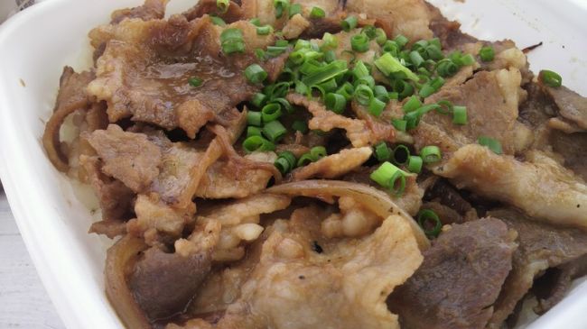 １２時を過ぎお腹も減ったので、売店でアグー豚のしょうが焼き丼を買いました。<br />売店と思って侮った自分が情けない…。すっごく美味しかったです♪800円でこの味なら大満足です。ついでにブルーシールアイスも食べました。<br /><br />次は、やちむんの里を目指します！