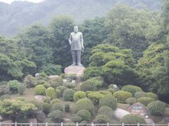 「西郷隆盛像」へと歩く。

西郷隆盛というと上野公園の像が見慣れているので軍服姿よりも着流し姿の方が好きだ。