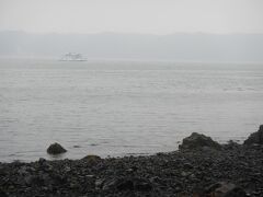 錦江湾を見ると鹿児島行きのフェリーが走っている。