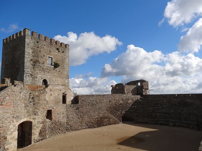 村の外れにある城跡、今は闘牛場として利用されているようです。