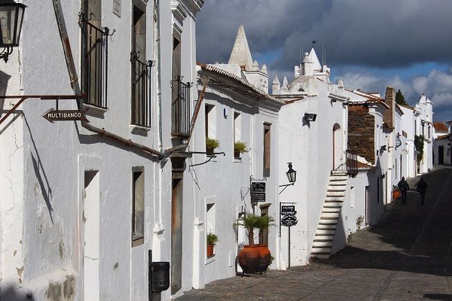 白い壁にオレンジ屋根、石畳の路地。