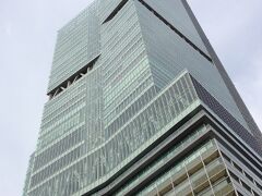 大阪環状線天王寺駅を下車すると、向かい側に超巨大な構造物が聳立しています。
平成26(2014)年３月７日に全面開業したばかりの新たなる大阪のランドマーク「あべのハルカス」。
地上60階建てで高さ300メートルと日本で最も高い超高層ビルです。
東京スカイツリーの634メートル、東京タワーの333メートルに次ぐ高さ。
ですが、どちらもビルではないので「あべのハルカス」が日本一のノッポビルということに。
でも用事があったのは展望台ではなく、地下なので立ち寄ることなく素通りです。