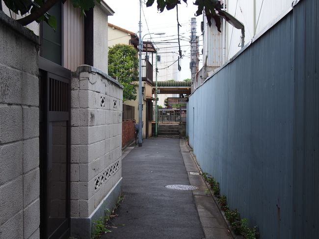 大通りを歩くのはつまらないので、横道に入ったら停留所らしきものを発見。