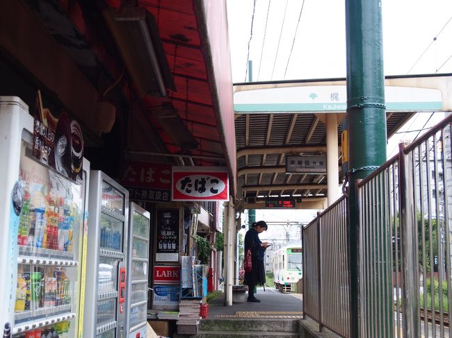 書店というより一昔前のキオスクみたいな感じかな。<br /><br />昭和の香りがしますね〜