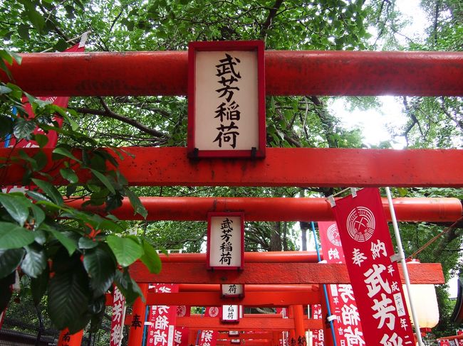 武芳（たけよし）稲荷と書いてあります。<br /><br />400年ほど前に、地主神として武芳稲荷神社が建立されたらしいのですが、後になって鬼子母神も祀られるようになったのだとか。