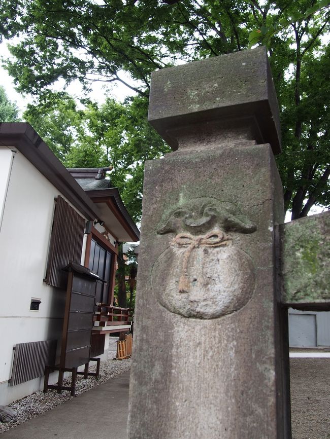 鬼子母神を参拝したあと、本当は旧宣教師館に立ち寄ってみたかったのですがここで時間切れ。<br /><br />都電の停留所方面に戻ります。<br /><br />途中、石柱に可愛い彫り物がされた神社を見つけたので覗いてみました。